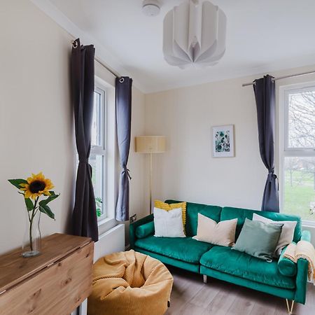 Modern Cosy Corner Flat 3 Bed And Loft Sleep 7 People Leilighet London Eksteriør bilde