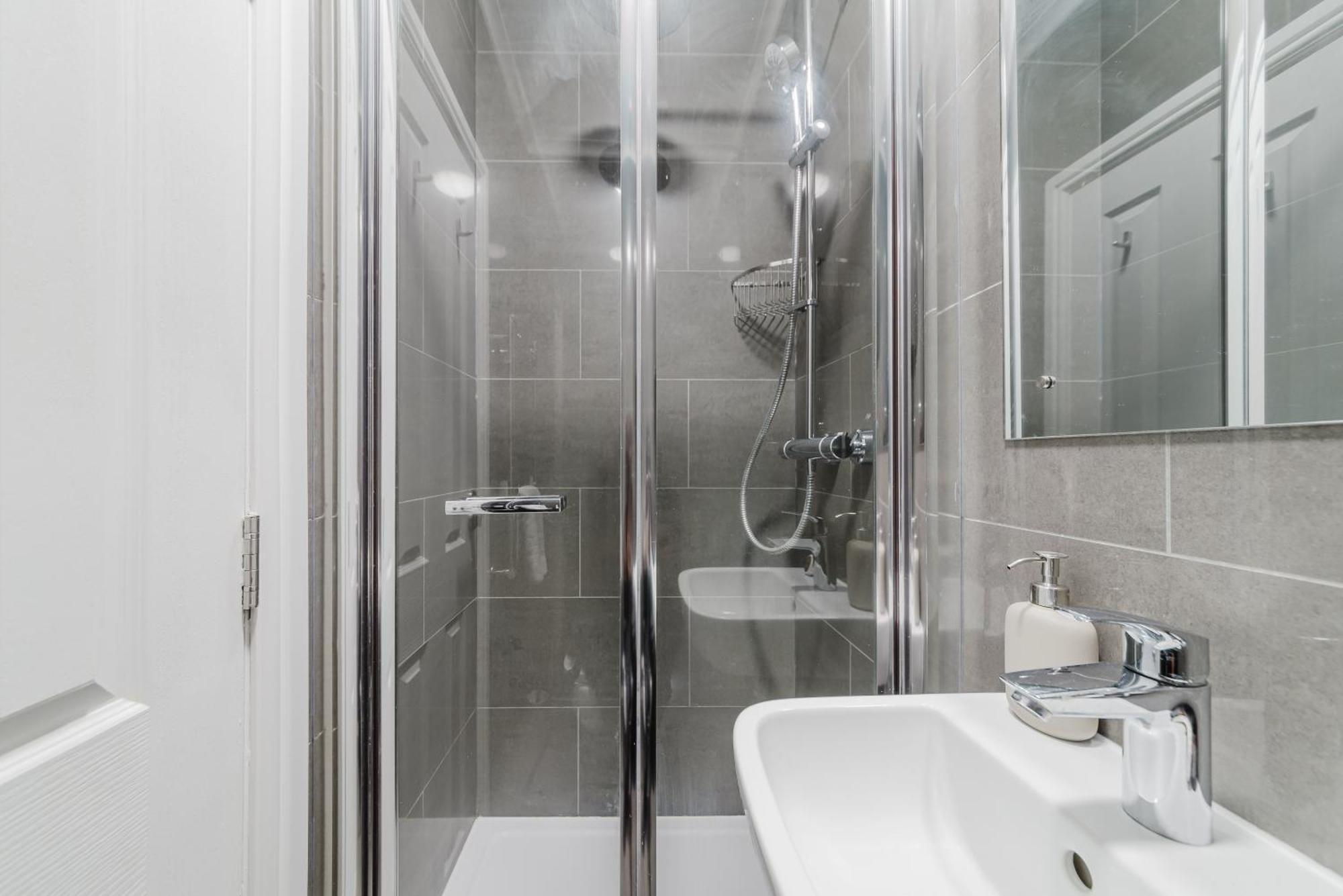 Modern Cosy Corner Flat 3 Bed And Loft Sleep 7 People Leilighet London Eksteriør bilde