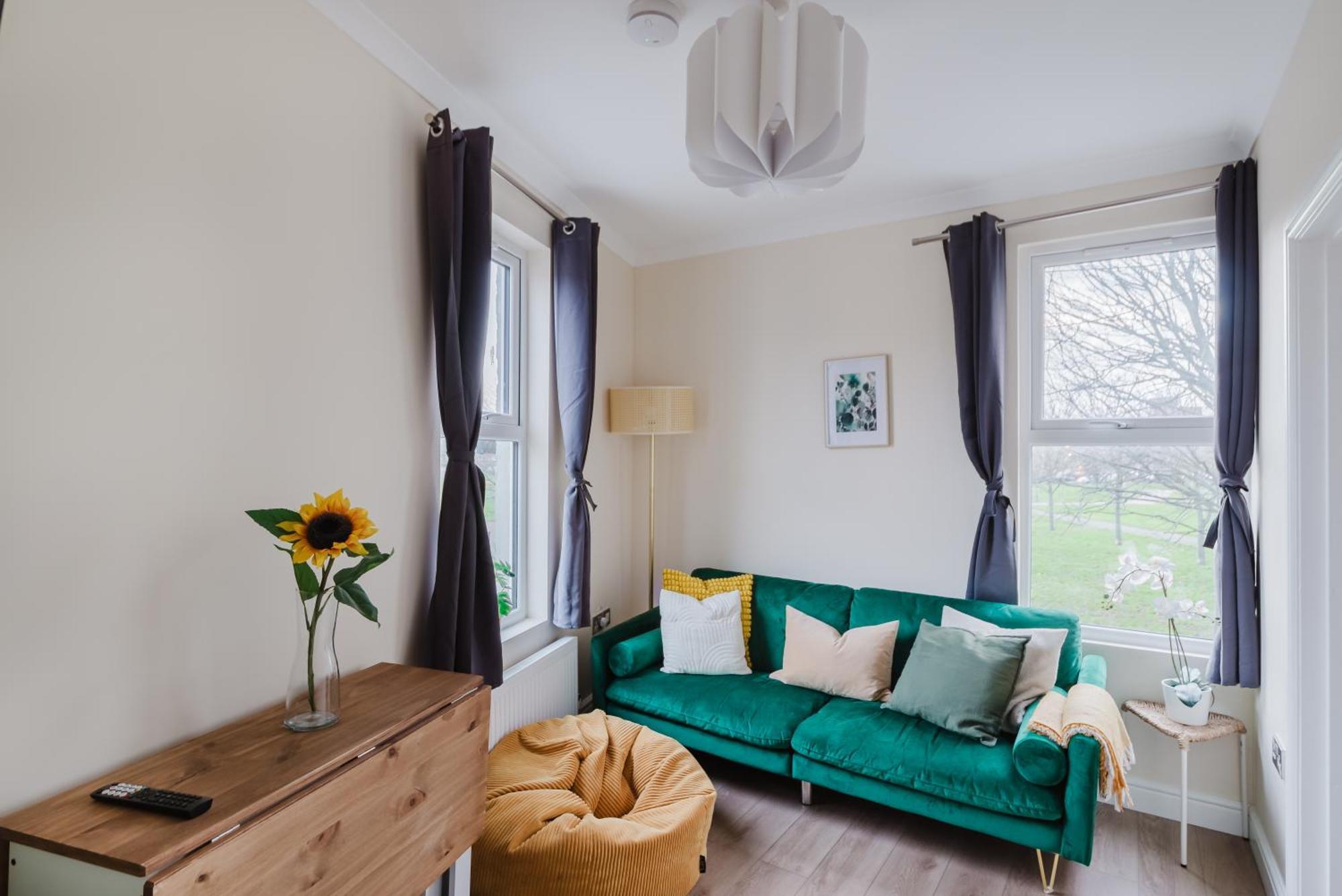 Modern Cosy Corner Flat 3 Bed And Loft Sleep 7 People Leilighet London Eksteriør bilde