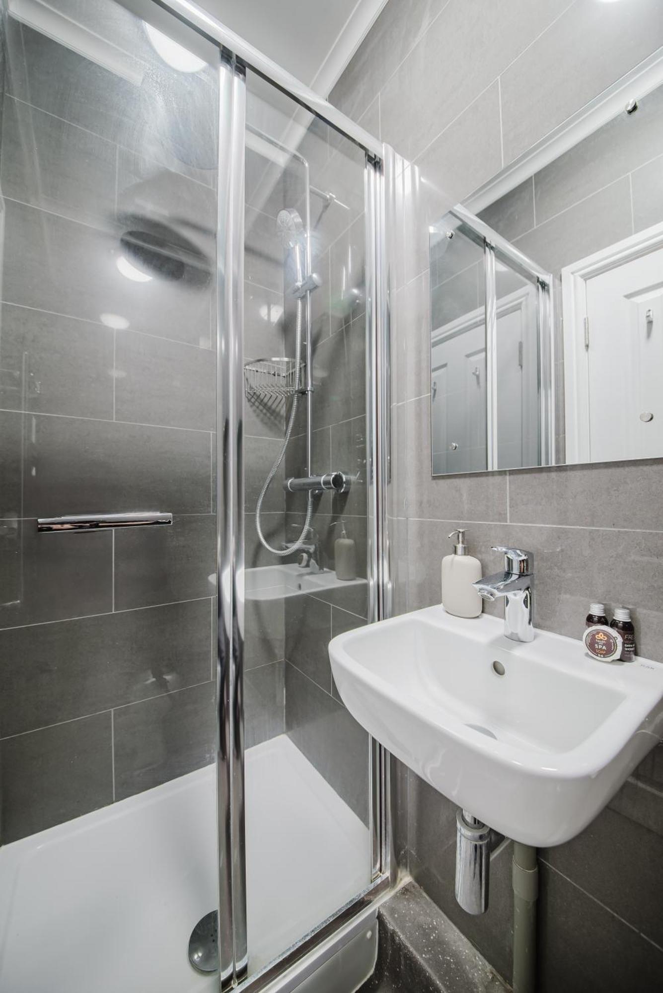 Modern Cosy Corner Flat 3 Bed And Loft Sleep 7 People Leilighet London Eksteriør bilde